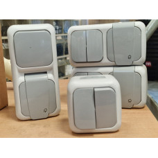 SET SPAT WATERDICHTE STOPCONTACT 2X HOR. SERIESCHAKELAAR /STOPCONTACT 1X SERIESCHAKEL 1X VERTICAAL WISSEL/STOP